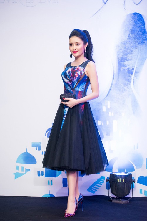 'Bà trùm' Trương Ngọc Ánh quyến rũ với đầm lệch vai xuyên thấu ảnh 7