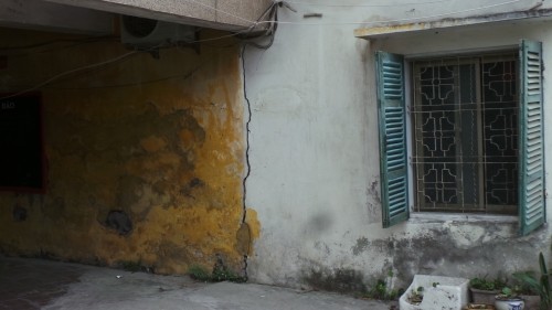 Cận cảnh nhà nứt dọa sập uy hiếp người dân ở khu đắt đỏ Hà Nội ảnh 7