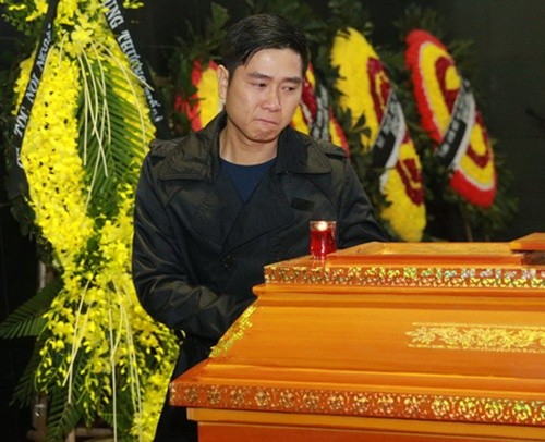 Thu Minh nức nở, Hà Hồ tỏ 'thái độ lạ' bên linh cữu NS Lương Minh ảnh 4