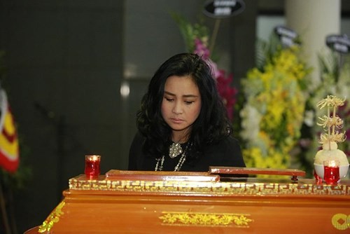 Thu Minh nức nở, Hà Hồ tỏ 'thái độ lạ' bên linh cữu NS Lương Minh ảnh 6