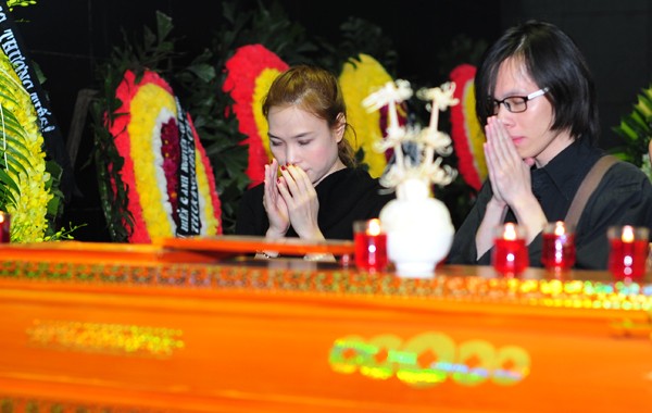 Mỹ Tâm khóc nức nở, vợ NS Lương Minh ngã quỵ bên linh cữu chồng ảnh 8