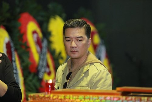 Mỹ Tâm khóc nức nở, vợ NS Lương Minh ngã quỵ bên linh cữu chồng ảnh 7