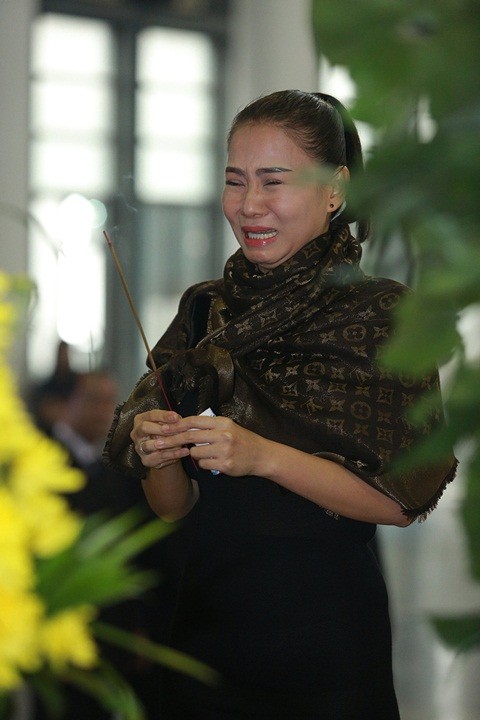 Mỹ Tâm khóc nức nở, vợ NS Lương Minh ngã quỵ bên linh cữu chồng ảnh 5