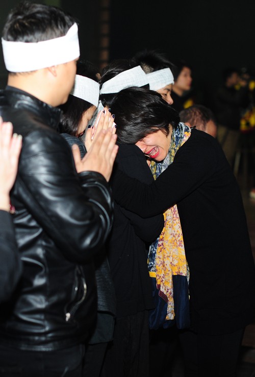 Mỹ Tâm khóc nức nở, vợ NS Lương Minh ngã quỵ bên linh cữu chồng ảnh 4