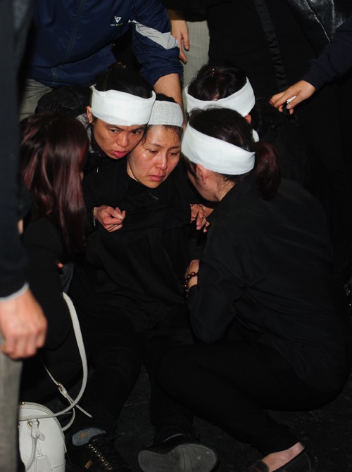 Mỹ Tâm khóc nức nở, vợ NS Lương Minh ngã quỵ bên linh cữu chồng ảnh 3