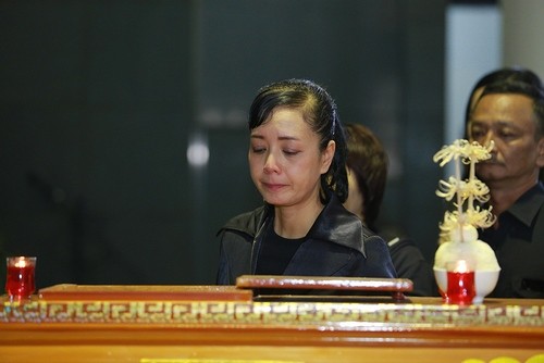 Mỹ Tâm khóc nức nở, vợ NS Lương Minh ngã quỵ bên linh cữu chồng ảnh 9