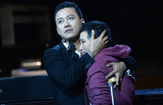 Xem màn đấu giá bức chân dung ca sĩ Tuấn Hưng 175 triệu đồng ảnh 1