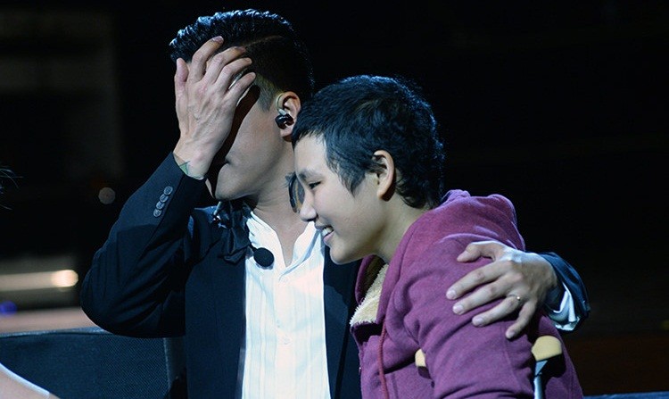 Xem màn đấu giá bức chân dung ca sĩ Tuấn Hưng 175 triệu đồng ảnh 2