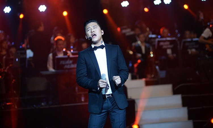 Xem màn đấu giá bức chân dung ca sĩ Tuấn Hưng 175 triệu đồng ảnh 4