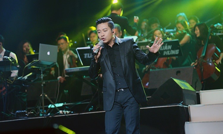 Xem màn đấu giá bức chân dung ca sĩ Tuấn Hưng 175 triệu đồng ảnh 3