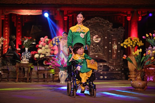 Hoa hậu Ngọc Hân trình diễn áo dài cùng người khuyết tật ảnh 1