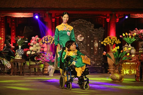 Hoa hậu Ngọc Hân trình diễn áo dài cùng người khuyết tật ảnh 2
