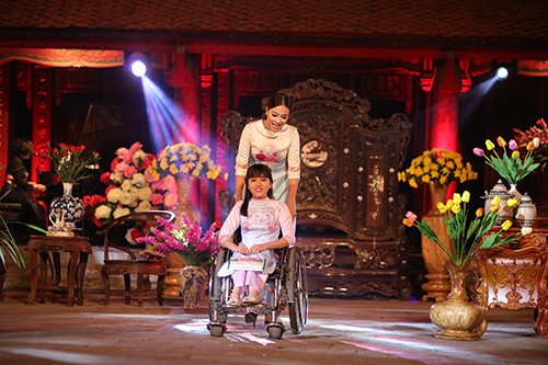 Hoa hậu Ngọc Hân trình diễn áo dài cùng người khuyết tật ảnh 3