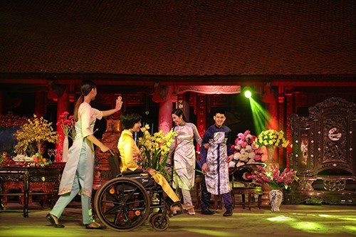 Hoa hậu Ngọc Hân trình diễn áo dài cùng người khuyết tật ảnh 4