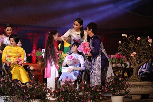 Hoa hậu Ngọc Hân trình diễn áo dài cùng người khuyết tật ảnh 6