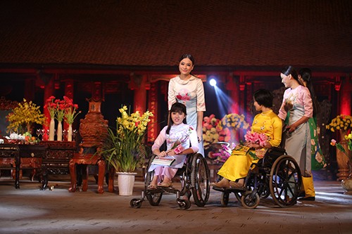 Hoa hậu Ngọc Hân trình diễn áo dài cùng người khuyết tật ảnh 7