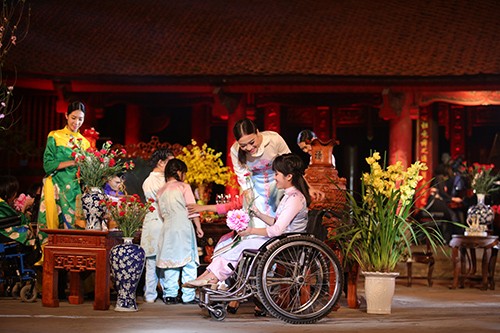 Hoa hậu Ngọc Hân trình diễn áo dài cùng người khuyết tật ảnh 9