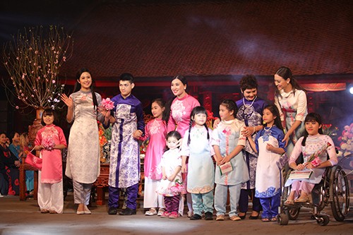 Hoa hậu Ngọc Hân trình diễn áo dài cùng người khuyết tật ảnh 10