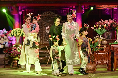 Hoa hậu Ngọc Hân trình diễn áo dài cùng người khuyết tật ảnh 11