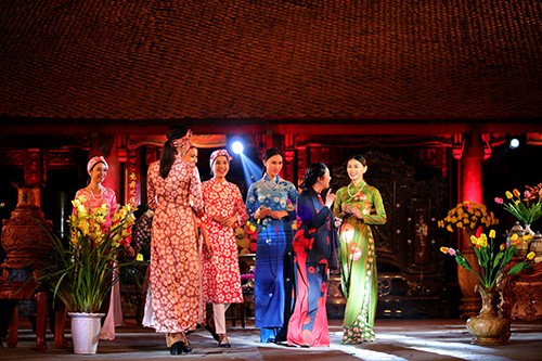 Hoa hậu Ngọc Hân trình diễn áo dài cùng người khuyết tật ảnh 15