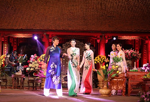 Hoa hậu Ngọc Hân trình diễn áo dài cùng người khuyết tật ảnh 18