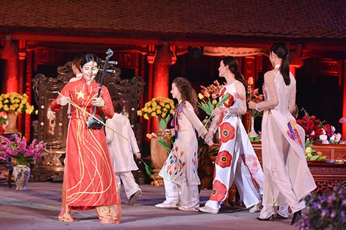 Hoa hậu Ngọc Hân trình diễn áo dài cùng người khuyết tật ảnh 21