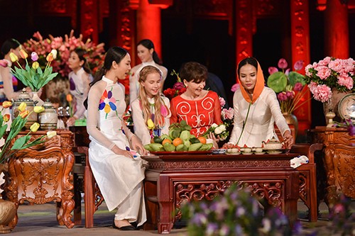 Hoa hậu Ngọc Hân trình diễn áo dài cùng người khuyết tật ảnh 22