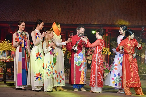 Hoa hậu Ngọc Hân trình diễn áo dài cùng người khuyết tật ảnh 23