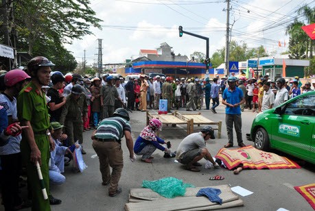 Dân lập thùng quyên góp tại chỗ 2 mẹ con bị xe tải cán chết ảnh 1