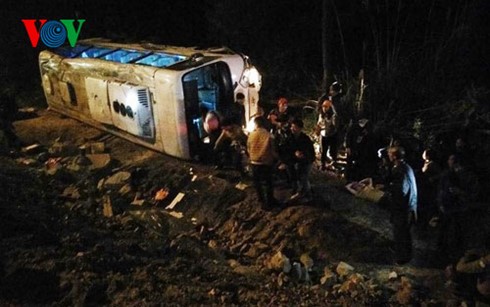Tin mới vụ xe khách chở 34 người đi lễ chùa Vàng lao xuống vực ảnh 1