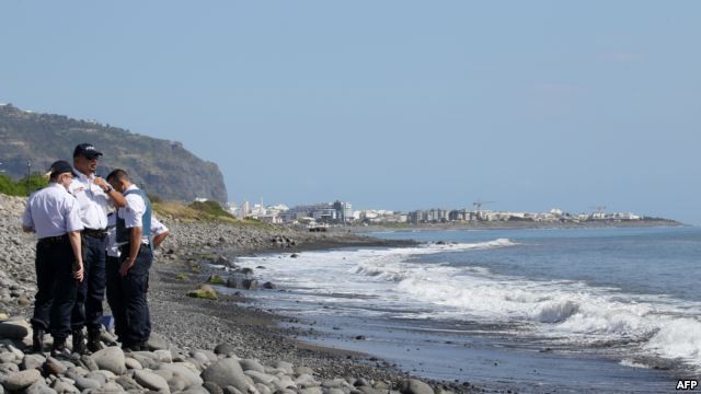 Thêm một mảnh vỡ nghi của MH370 tìm thấy ở đảo Reunion ảnh 1