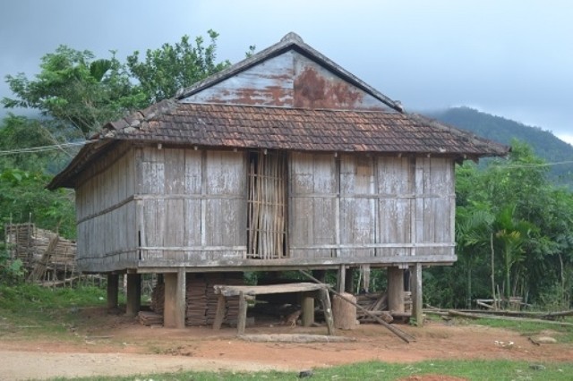 Cả nhà bị xa lánh vì con gái đẹp có tiếng tự tử để giữ chồng ảnh 1