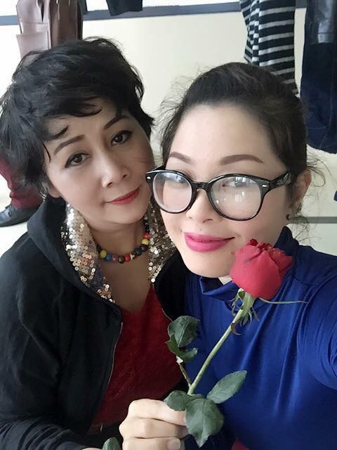 Mỹ nhân Việt hào hứng 'đua nhau' khoe quà 8/3 ảnh 4