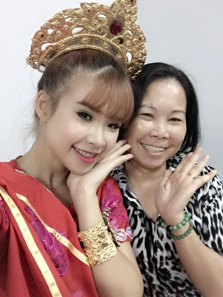 Mỹ nhân Việt hào hứng 'đua nhau' khoe quà 8/3 ảnh 5