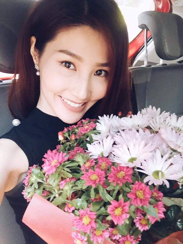 Mỹ nhân Việt hào hứng 'đua nhau' khoe quà 8/3 ảnh 7