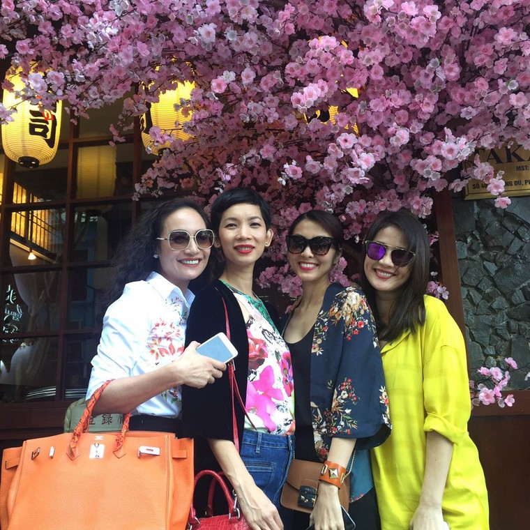 Mỹ nhân Việt hào hứng 'đua nhau' khoe quà 8/3 ảnh 8