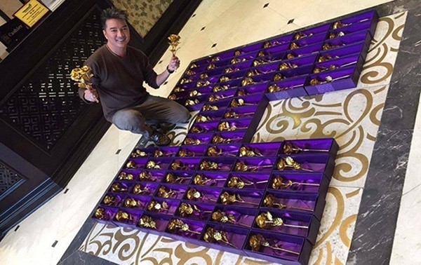 'Sáng mắt' với 200 bông hồng bằng vàng Mr Đàm dành tặng fan 8/3 ảnh 1