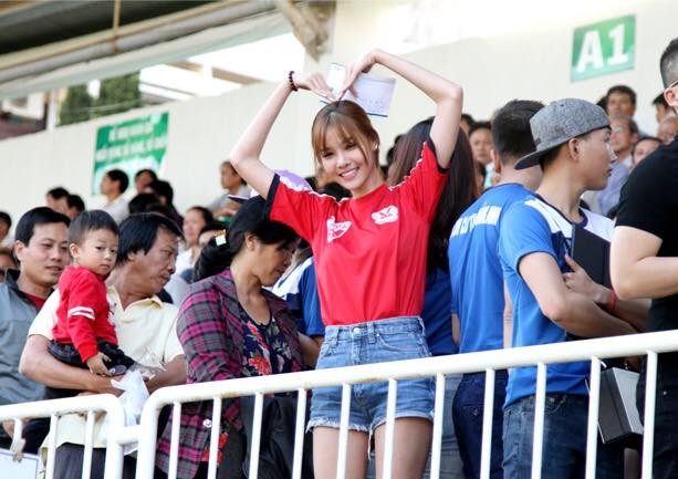 Ra sân cổ vũ Mạc Hồng Quân, Kỳ Hân suýt bị ném đồ ăn vào người ảnh 1