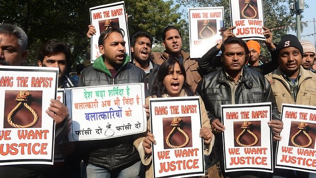 Phẫn nộ thiếu nữ 15 tuổi bị cưỡng hiếp, thiêu sống ngay tại nhà ảnh 1