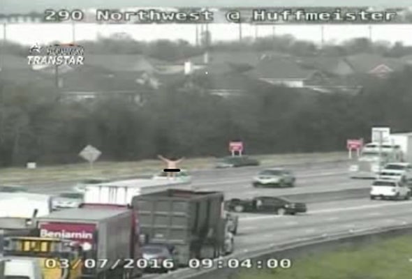 Cô gái 'béo' khỏa thân nhảy múa trên nóc xe tải ảnh 4