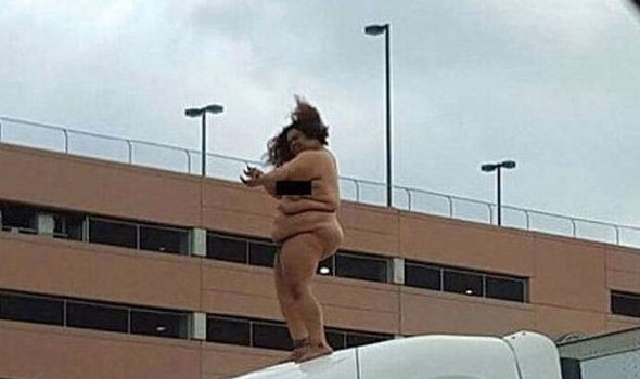 Cô gái 'béo' khỏa thân nhảy múa trên nóc xe tải ảnh 1