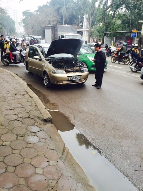 Hà Nội: Ô tô con bất ngờ bốc cháy khiến người đi đường hoảng sợ ảnh 2