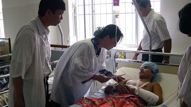 Chùm ảnh nữ Chủ tịch Quốc hội thăm nạn nhân sập cầu Cần Thơ ảnh 3