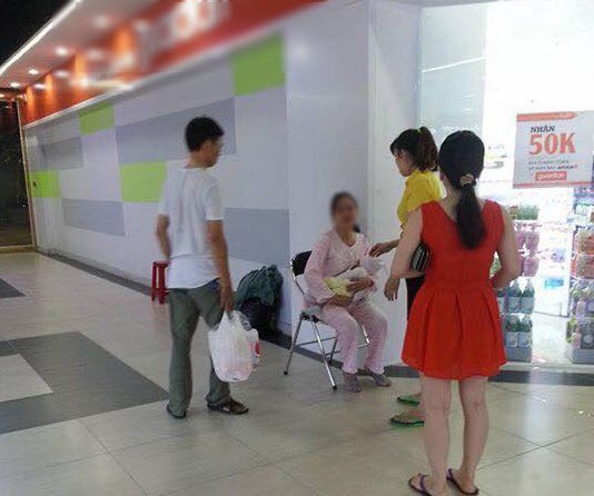 Vợ cho con bú trong siêu thị bị chồng đánh tơi tả ảnh 1