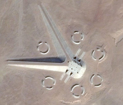 Google Maps chụp được hình chữ Vạn khổng lồ ở gần Khu vực 51 ảnh 3