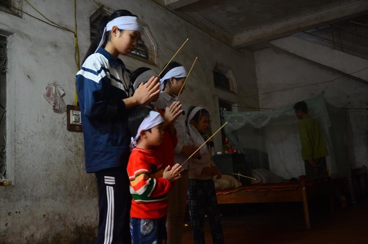 Rơi nước mắt cảnh 6 đứa trẻ bỗng chốc mồ côi cả cha lẫn mẹ ảnh 1