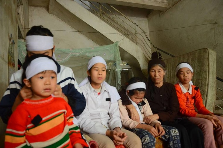 Rơi nước mắt cảnh 6 đứa trẻ bỗng chốc mồ côi cả cha lẫn mẹ ảnh 2