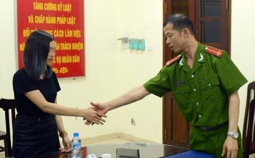 Công an bị tố nhổ nước bọt công khai xin lỗi người dân ảnh 1