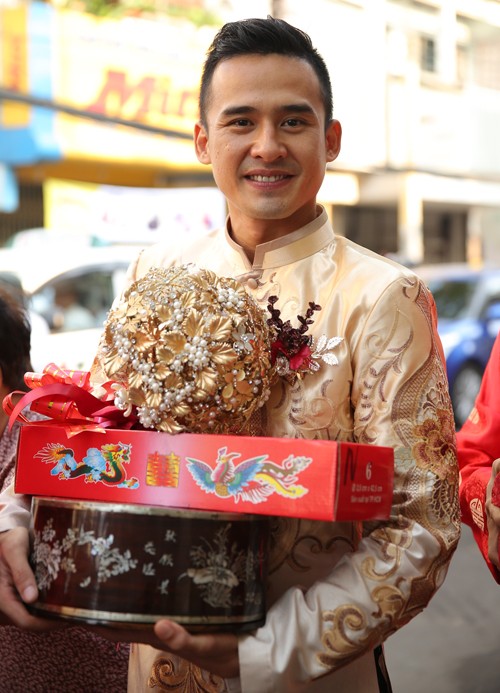 Lương Thế Thành rạng rỡ đưa sính lễ rước cô dâu Thúy Diễm về dinh ảnh 3