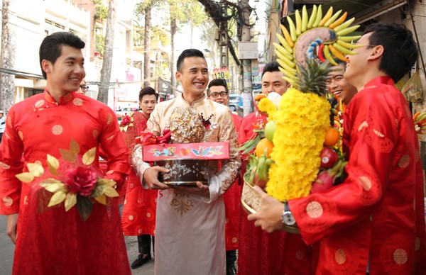 Lương Thế Thành rạng rỡ đưa sính lễ rước cô dâu Thúy Diễm về dinh ảnh 4